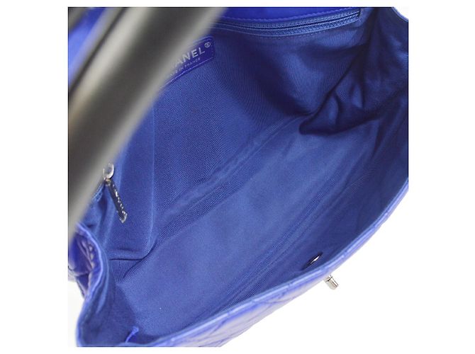 Chanel Hula Hoop Tasche aus gestepptem Lammleder mittel Blau - Ansicht 3