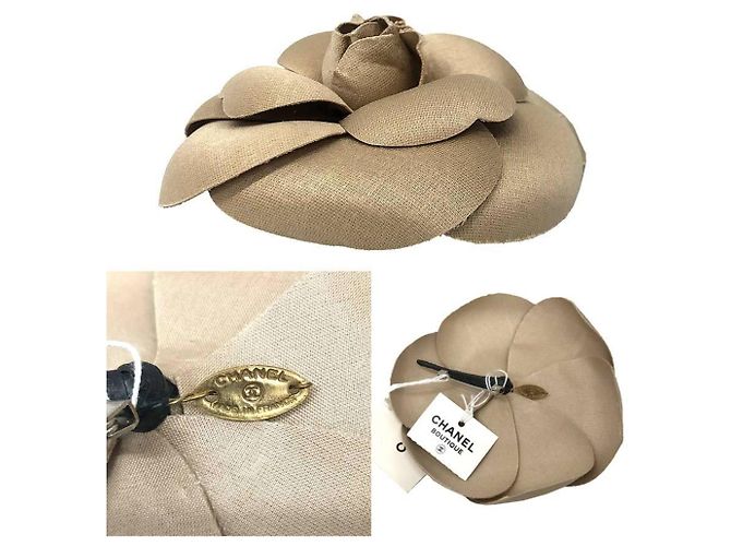 Spilla Camelia Corsage CHANEL in Beige Champagne D'oro - vista 3