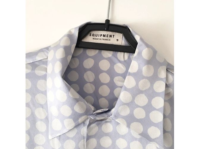 Equipment Blusa de Seda Satinada com Bolinhas Branco e Lavanda Roxo - vista 6