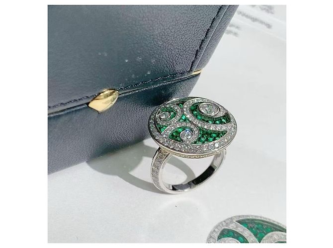 Cocktailring aus Weißgold mit Smaragd und 'Diamant auf Diamant' von Graff. Silber - Ansicht 4