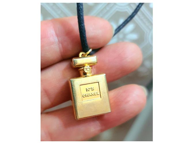 Collar Chanel Botella de Perfume N:5 Negro Dorado - vista 3