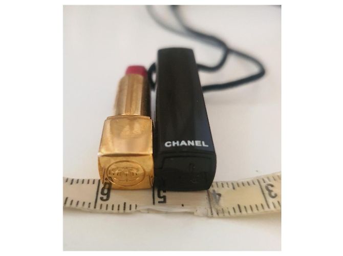 Collana Chanel con Pendente a Forma di Rossetto Nero e Oro D'oro - vista 12