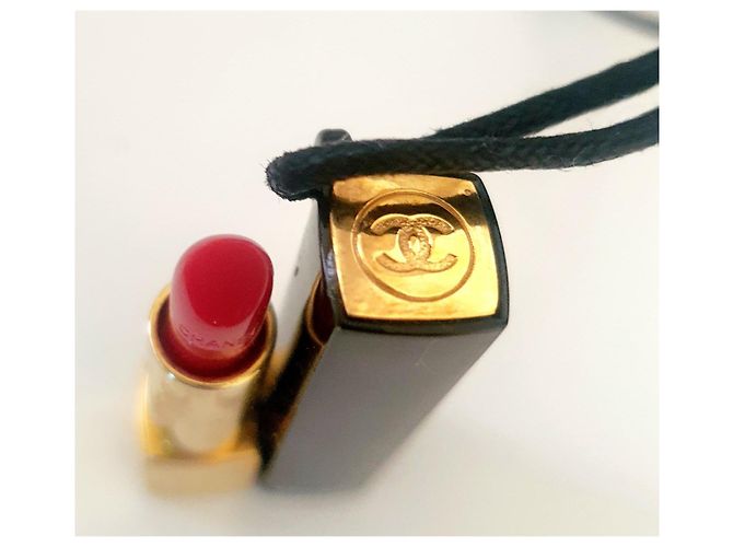 Collana Chanel con Pendente a Forma di Rossetto Nero e Oro D'oro - vista 3