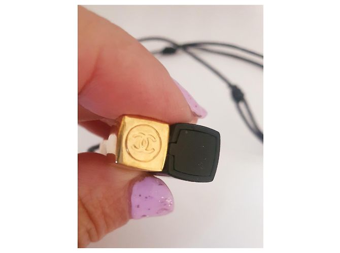 Collana Chanel con Pendente a Forma di Rossetto Nero e Oro D'oro - vista 4