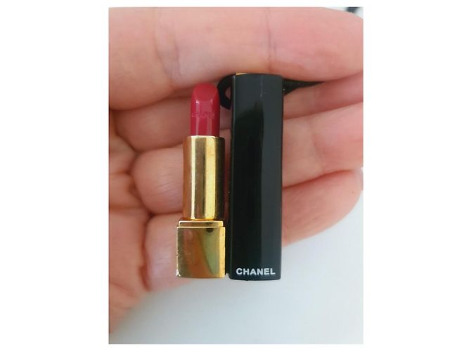 Collana Chanel con Pendente a Forma di Rossetto Nero e Oro D'oro - vista 9