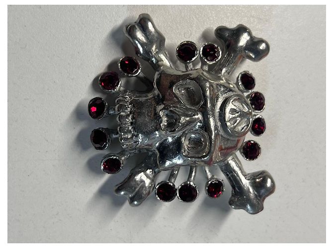 Christian Lacroix Spilla teschio e ossa incrociate Rosso Silver hardware - vista 2
