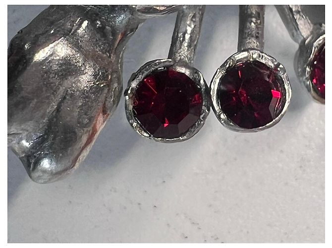 Christian Lacroix Spilla teschio e ossa incrociate Rosso Silver hardware - vista 3