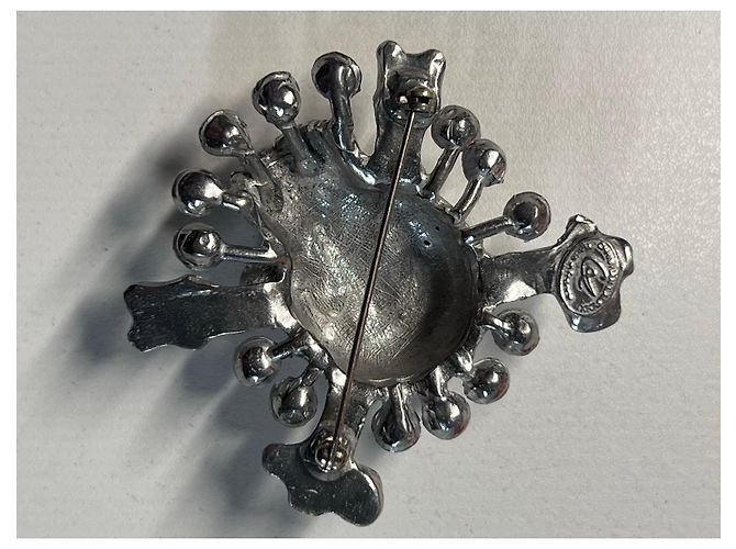 Christian Lacroix Spilla teschio e ossa incrociate Rosso Silver hardware - vista 5