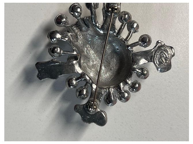 Christian Lacroix Spilla teschio e ossa incrociate Rosso Silver hardware - vista 6