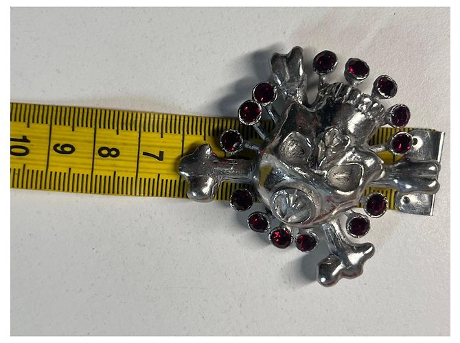 Christian Lacroix Spilla teschio e ossa incrociate Rosso Silver hardware - vista 8