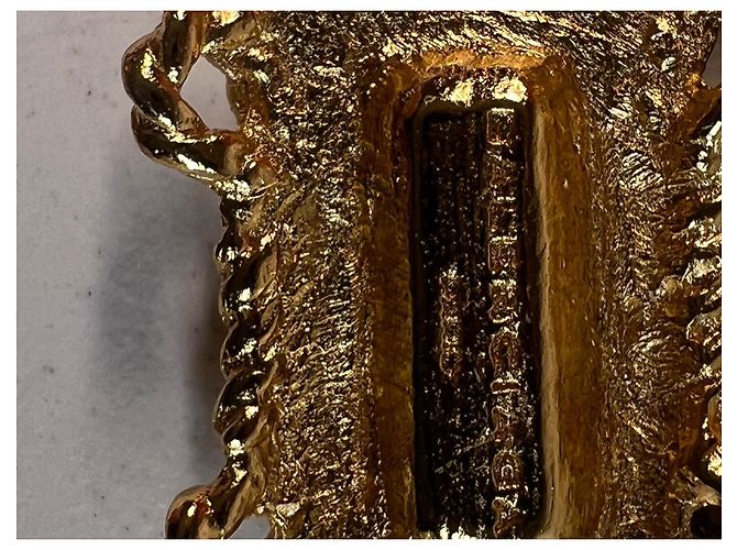 Balenciaga Spilla Croce Ornata con Pietre Nero D'oro Porpora - vista 8
