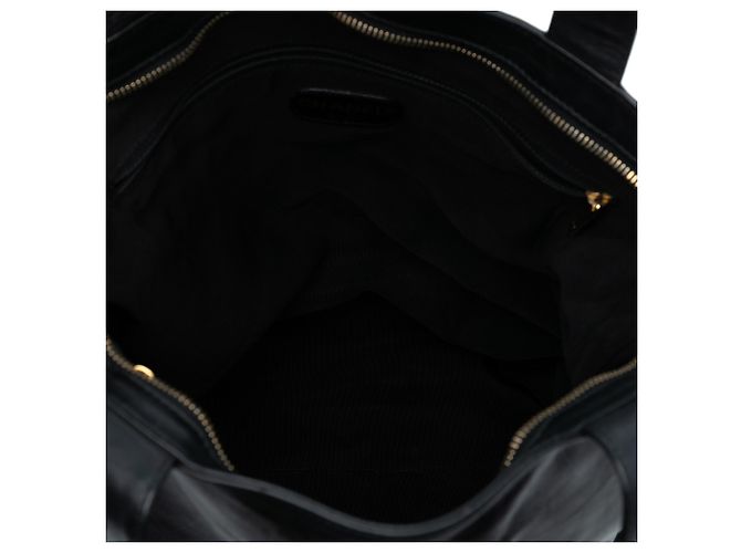 Schwarze CC-geprägte Leder-Tote von Chanel - Ansicht 4
