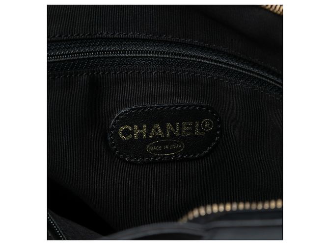 Schwarze CC-geprägte Leder-Tote von Chanel - Ansicht 5