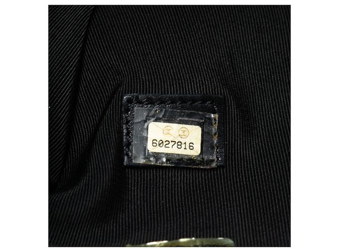 Schwarze CC-geprägte Leder-Tote von Chanel - Ansicht 6