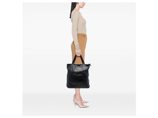 Schwarze CC-geprägte Leder-Tote von Chanel - Ansicht 7