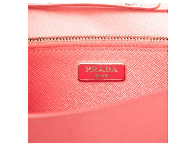 Cartera Prada Saffiano Rosa con Cierre de Giro en Correa - vista 5