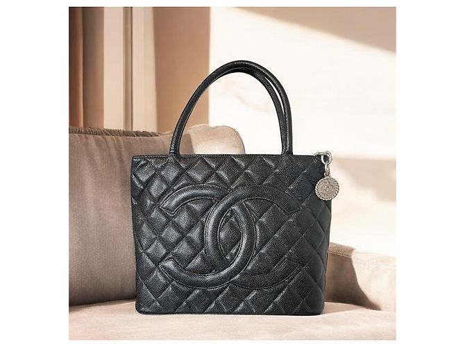 Borsa Chanel Medaillon Tote in pelle caviar nera Nero - vista 2