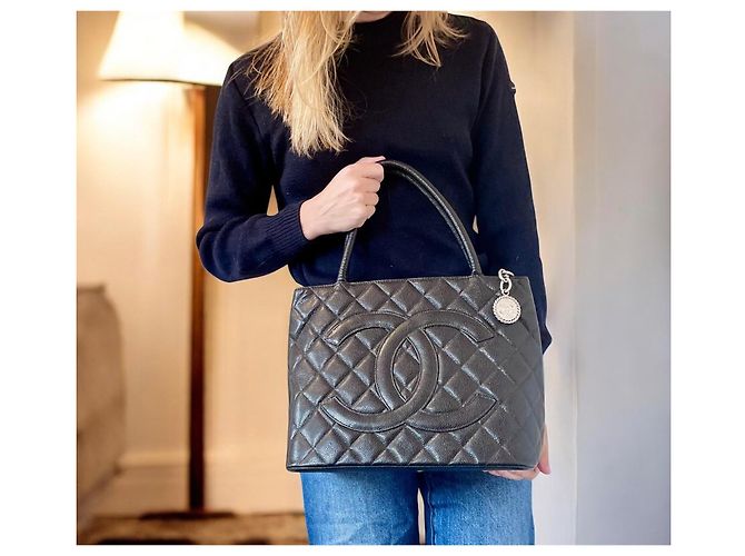 Borsa Chanel Medaillon Tote in pelle caviar nera Nero - vista 3