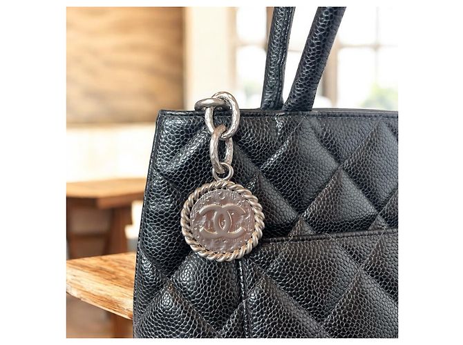 Borsa Chanel Medaillon Tote in pelle caviar nera Nero - vista 4