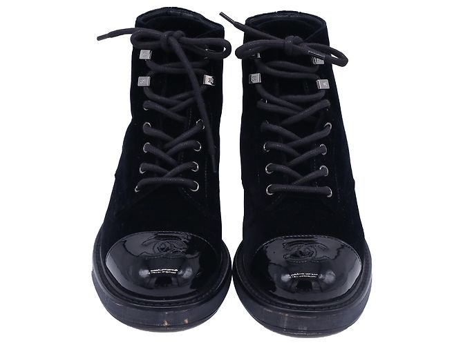 Timeless Botas de combate de terciopelo negro con logo CC entrelazado de Chanel - vista 2