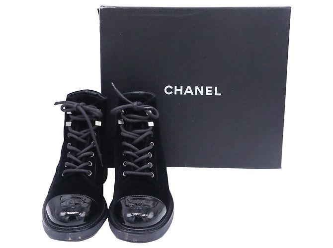 Timeless Botas de combate de terciopelo negro con logo CC entrelazado de Chanel - vista 8