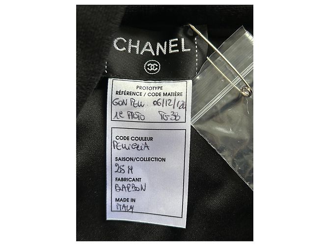 Falda Chanel efecto envolvente de piel negra con CC Negro - vista 12