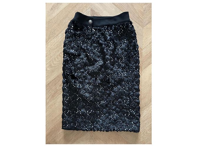 Falda Chanel efecto envolvente de piel negra con CC Negro - vista 14