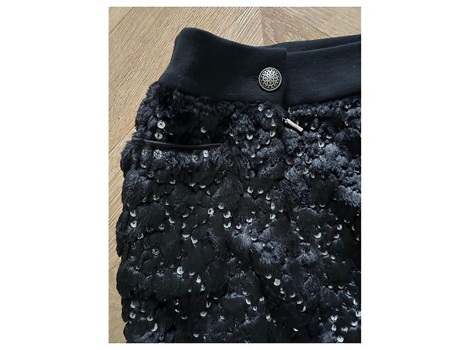 Falda Chanel efecto envolvente de piel negra con CC Negro - vista 8