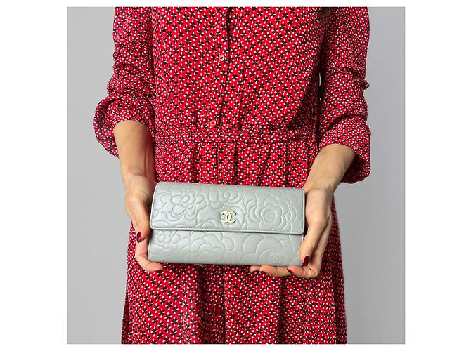 Timeless Chanel Cartera larga de piel de cordero camelia grabada gris - vista 2