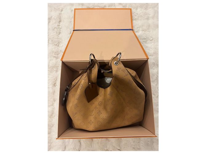 Bolsa de mão Louis Vuitton Mahina em couro marrom - vista 2