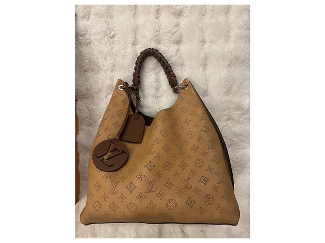 Bolsa de mão Louis Vuitton Mahina em couro marrom - vista 3