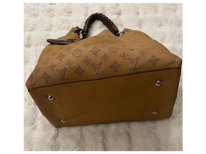 Bolsa de mão Louis Vuitton Mahina em couro marrom - vista 4