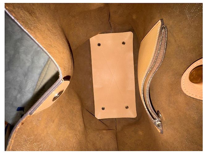 Bolsa de mão Louis Vuitton Mahina em couro marrom - vista 5