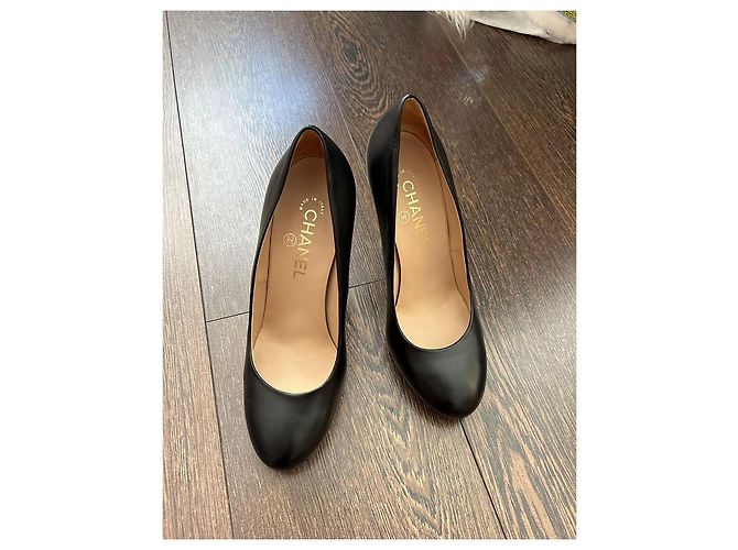 Chanel Classic Pumps schwarz Leder - vue 2