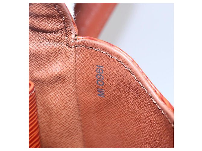Borsa Cartouchiere Louis Vuitton in pelle Epi MM - vista 7