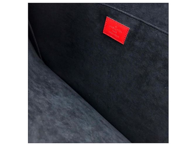 Pochette Jour GM Epi Louis Vuitton x Supreme Rosso - vista 8
