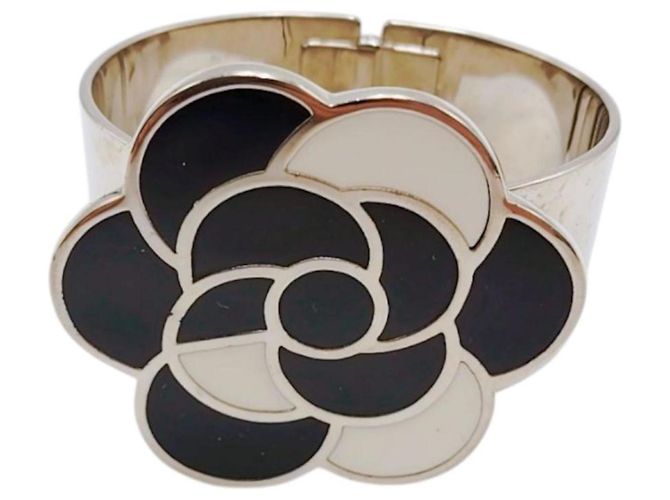 Pulseira Bangle Chanel 98P Camélia Metal Preto e Branco - vista 2
