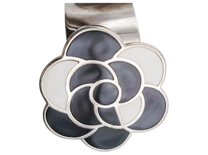 Pulseira Bangle Chanel 98P Camélia Metal Preto e Branco - vista 7