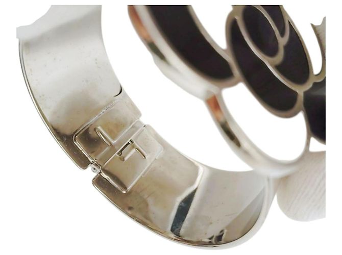 Pulseira Bangle Chanel 98P Camélia Metal Preto e Branco - vista 8