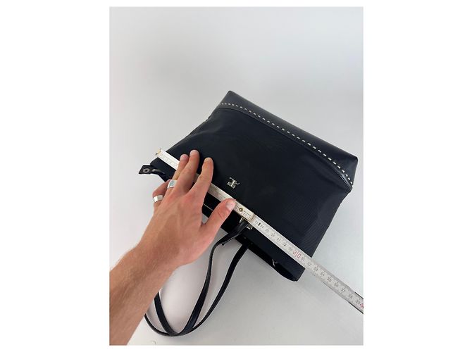 Vintage Courreges Handtasche aus Leder und Polyester in Schwarz - Ansicht 11