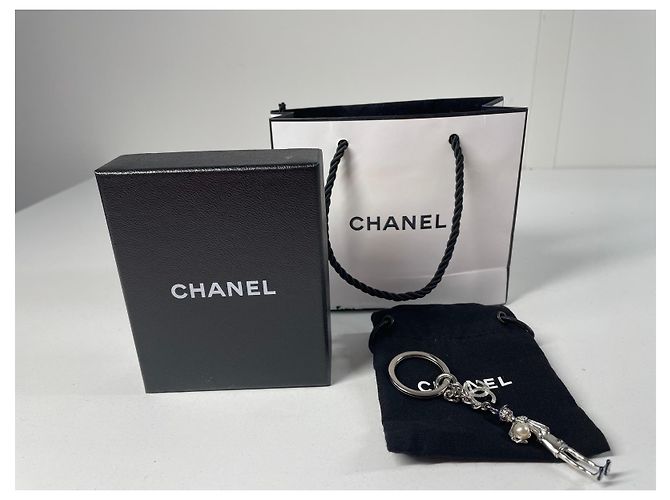 Portachiavi Chanel Figurina Perla Silver hardware - vista 2