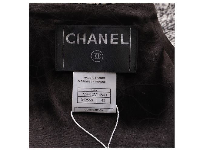 Classique Blazer en tweed noir et blanc avec patchs de Chanel - vue 5