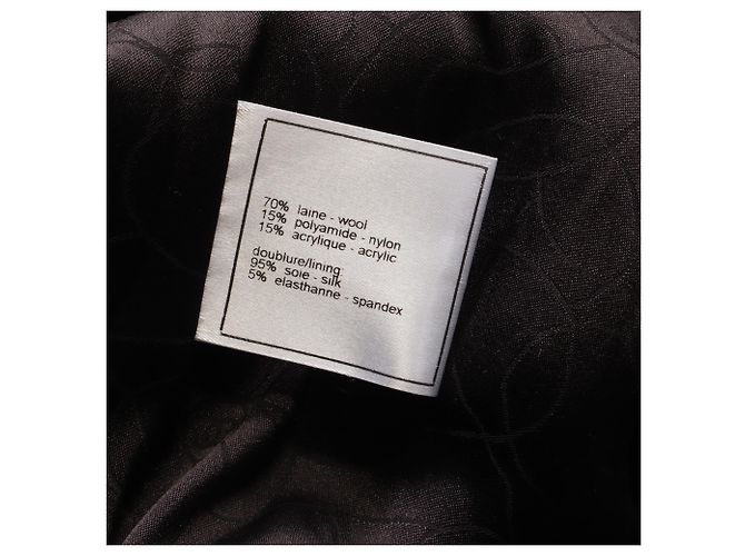 Classique Blazer en tweed noir et blanc avec patchs de Chanel - vue 6