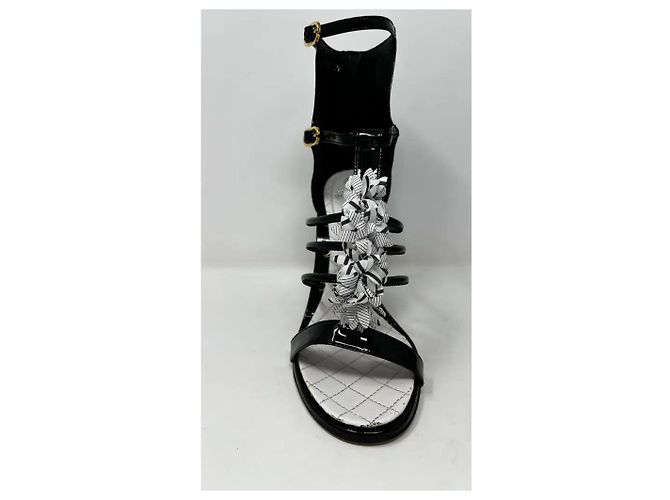 Nuove sandali Chanel neri in vernice Nero - vista 11