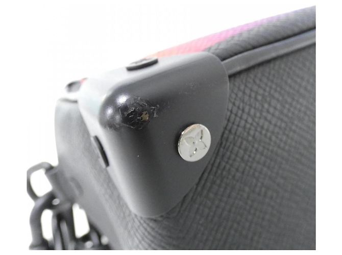 Borsa a Spalla Mini Soft Trunk Taiga Rainbow di Louis Vuitton Nero - vista 3