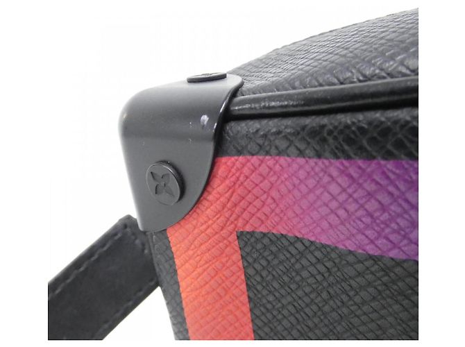 Borsa a Spalla Mini Soft Trunk Taiga Rainbow di Louis Vuitton Nero - vista 5