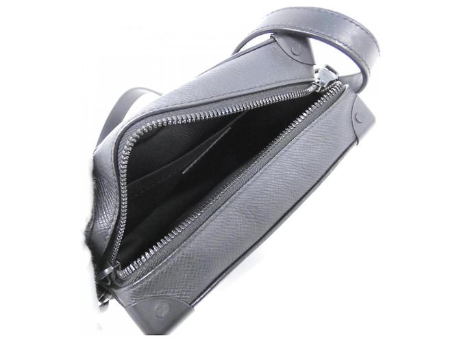 Borsa a Spalla Mini Soft Trunk Taiga Rainbow di Louis Vuitton Nero - vista 8