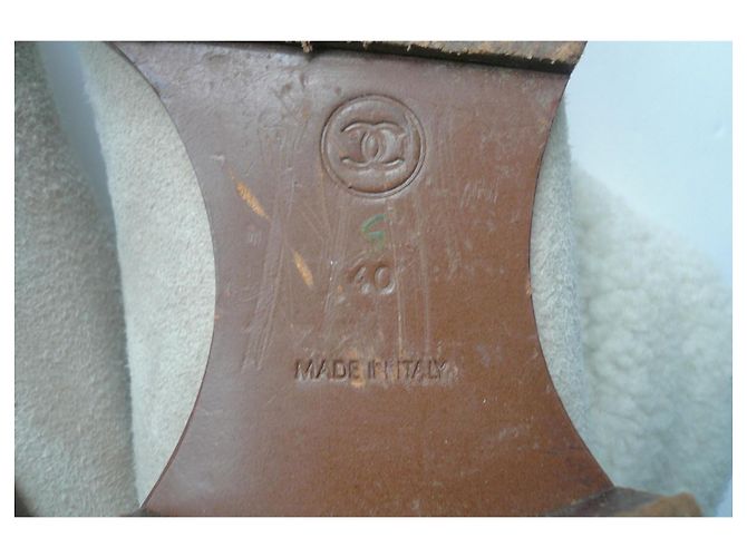 CHANEL Hellbeige Wildlederstiefel mit Schafsleinen Größe 40 IT - Ansicht 11