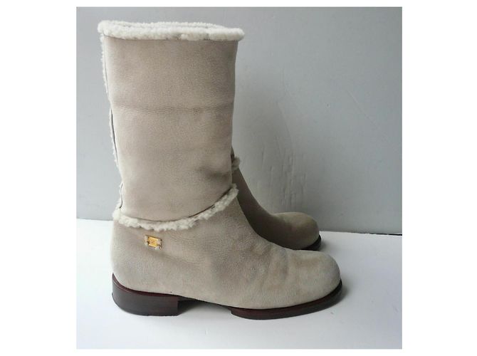 CHANEL Hellbeige Wildlederstiefel mit Schafsleinen Größe 40 IT - Ansicht 2