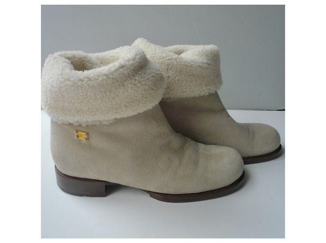 CHANEL Hellbeige Wildlederstiefel mit Schafsleinen Größe 40 IT - Ansicht 3